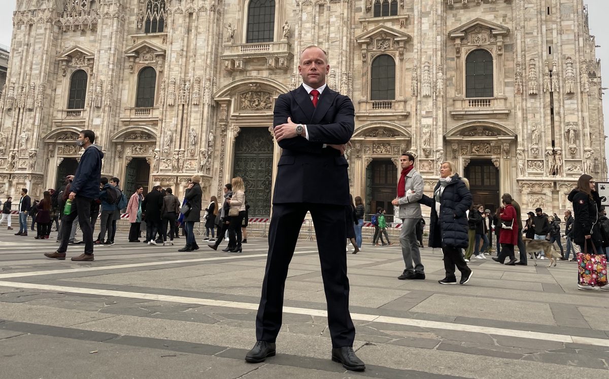 Niklas Lindahl, CEO di turnaround, davanti al Duomo di Milano